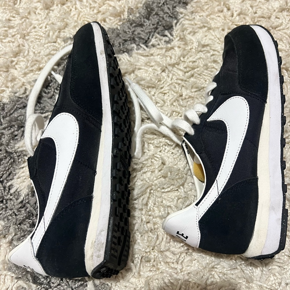 Nike Black and White Sneakers- Size 8 - Picture 5 of 6